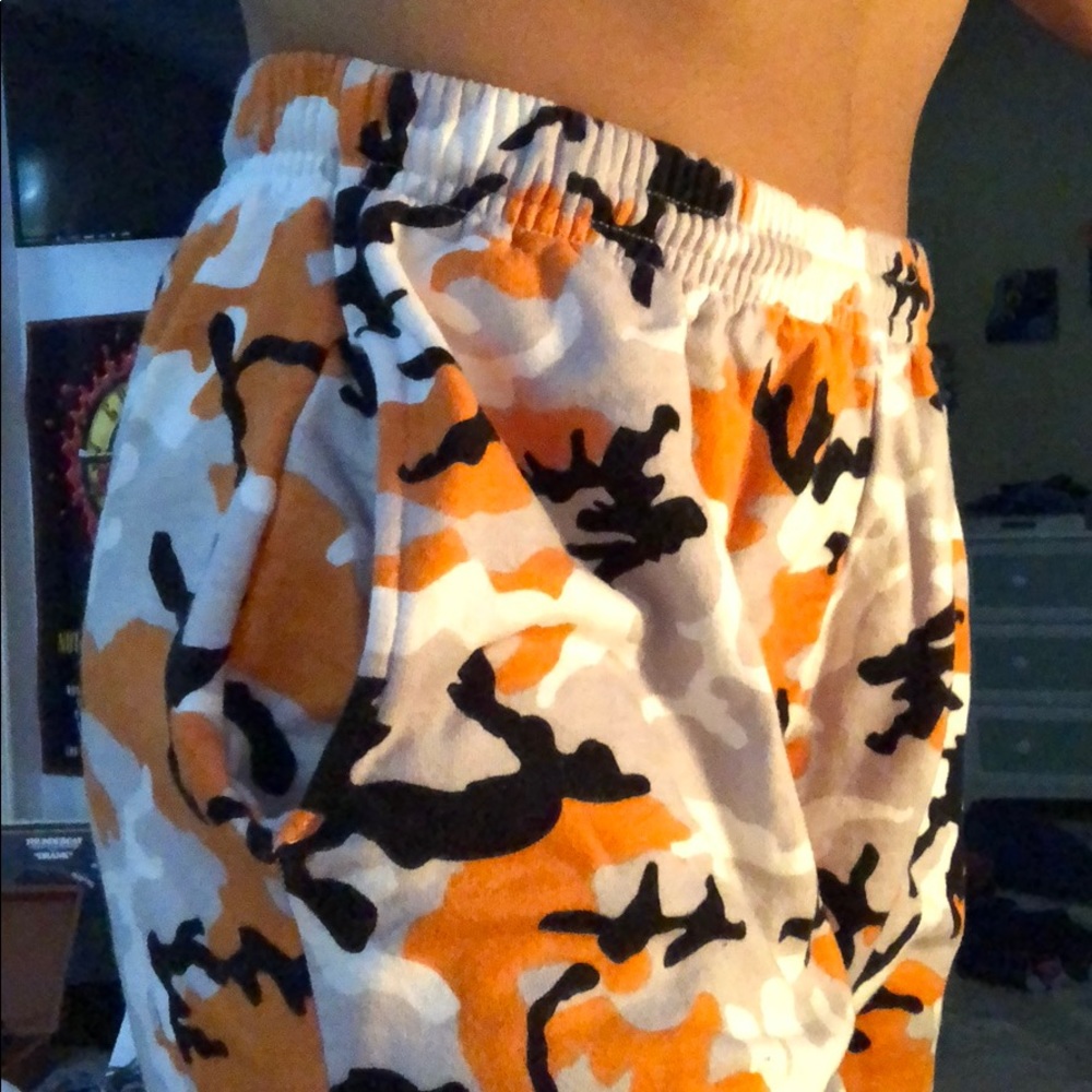 KYLIE ORANGE CAMO SWEATS
